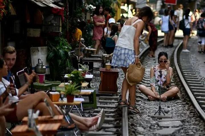 Tỏa Sáng Trên Mạng Xã Hội: Chuyên Gia Trang Điểm & Hotspot Matrix